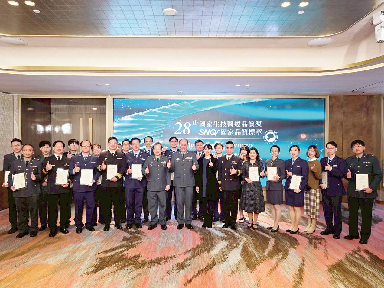 圖5陳元皓副局長本院蔡宜廷院長與獲獎團隊合影